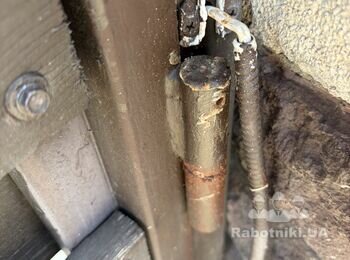 Приварювання петлі вхідної калитки