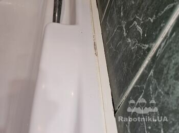 Заміна плінтуса в ванній