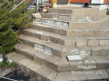 Відновлення крильця (демонтаж-укладка плитки)