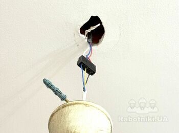 Повісити стельові карнизи (2шт) та підвісити люстру на гак, який випав