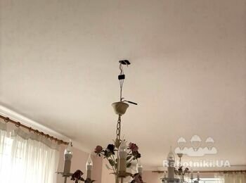 Повісити стельові карнизи (2шт) та підвісити люстру на гак, який випав