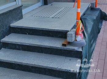 Реконструкція ступенів вхідної групи і майданчика на вулиці