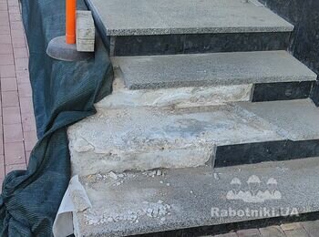 Реконструкція ступенів вхідної групи і майданчика на вулиці