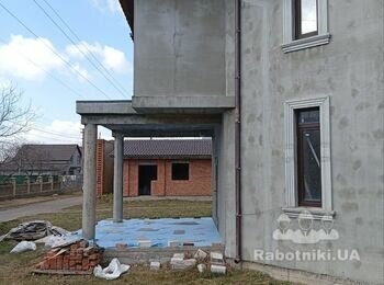 Приватний будинок. Фасадні роботи по будинку. Фасад, цоколь, ганок.