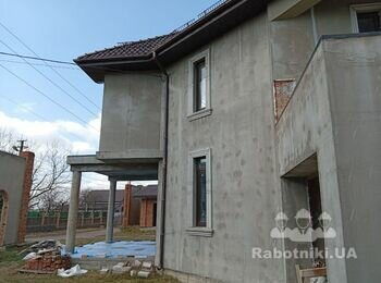 Приватний будинок. Фасадні роботи по будинку. Фасад, цоколь, ганок.