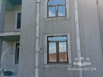 Приватний будинок. Фасадні роботи по будинку. Фасад, цоколь, ганок.