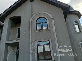 Приватний будинок. Фасадні роботи по будинку. Фасад, цоколь, ганок.