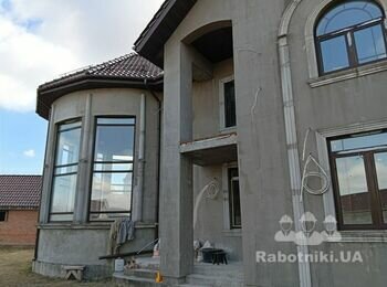 Приватний будинок. Фасадні роботи по будинку. Фасад, цоколь, ганок.