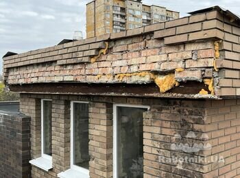 Кладка фронтону на фасаді офісного приміщення з облицювальної цегли