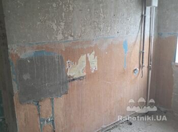 Потрібно обдерти старі стіни на кухні, коридорі та частині ванної