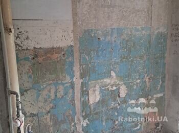 Потрібно обдерти старі стіни на кухні, коридорі та частині ванної