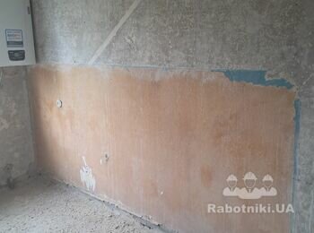 Потрібно обдерти старі стіни на кухні, коридорі та частині ванної