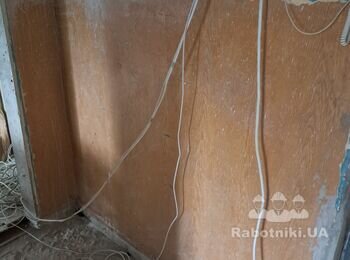 Потрібно обдерти старі стіни на кухні, коридорі та частині ванної
