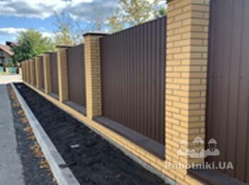 Будівництвотво фронтальної огорожі будинку