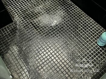 Демонтаж та укладка нової плитки в душовій кабінці