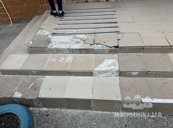 Укладка плитки на ґанок.