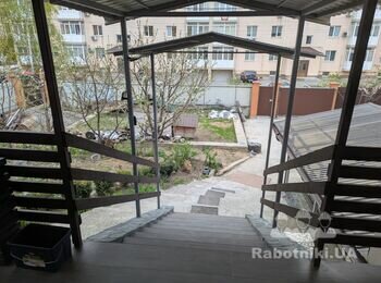 Обшити металеві опори для бесідки та навісу