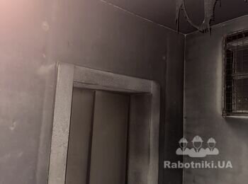 Потрібно в коридорі змити сажу з стін і стелі