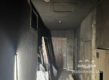 Потрібно в коридорі змити сажу з стін і стелі