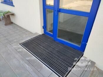 Вкладання брудоочисного покриття