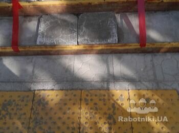 Потрібно вкласти бруківку 2,5см в готовий каркас з металу