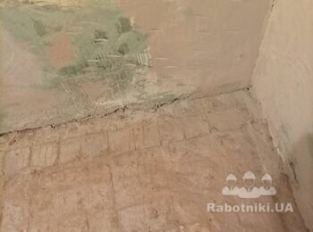 Демонтаж плитки на підлозі в санвузлі.