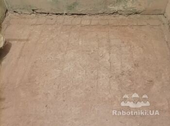 Демонтаж плитки на підлозі в санвузлі.