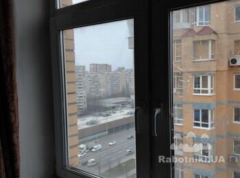 Потрібно вставити новий стеклопакет і фурнітуру в пошкоджене вікно.