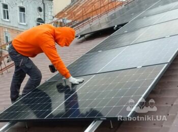 Установити сонячні панелі на двохскатний дах