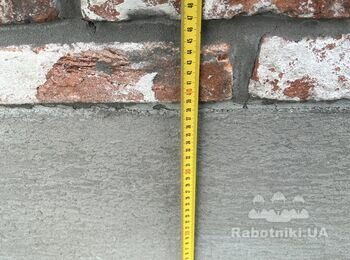 Нанесение крошки на цоколь