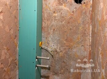 Укладання плитки на стіни санвузлу