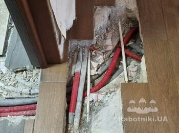 Покласти плитку на підлогу після ремонту труб