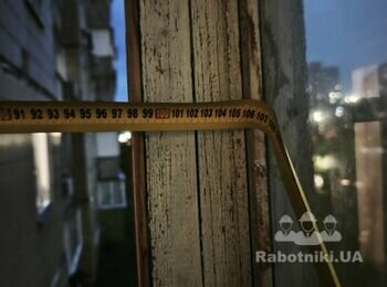 Стікання вікна на балконі.