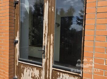 Ремонт та фарбування деревяних вхідних дверей