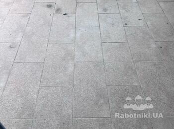 Затірка швів між плиткою.
