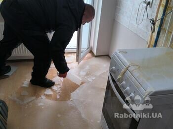 Заміна пластикових водопровідних труб на кухні.