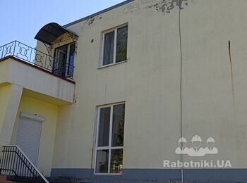 Поточний ремонт фасаду будівлі