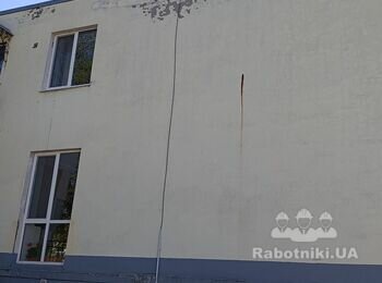 Поточний ремонт фасаду будівлі