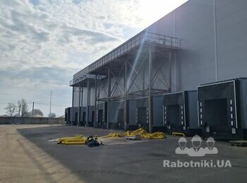 Фарбування профільної труби на фасаді складу. Змонтувати профлист.