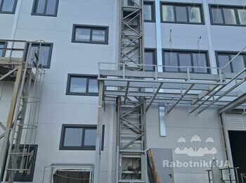 Фарбування профільної труби на фасаді складу. Змонтувати профлист.