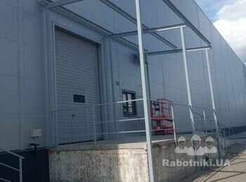 Фарбування профільної труби на фасаді складу. Змонтувати профлист.