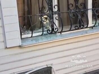 Забить окна фанерой