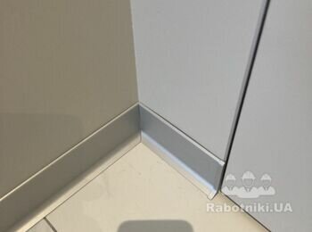 Установка алюминиевого плинтуса на постоянной основе
