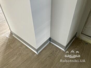 Установка алюминиевого плинтуса на постоянной основе