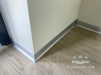Установка алюминиевого плинтуса на постоянной основе