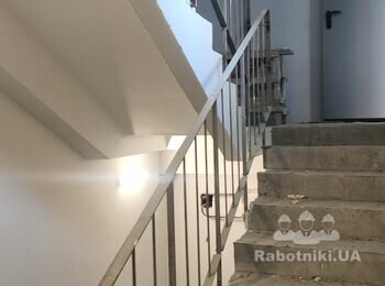 Потрібно пофарбувати поручні.