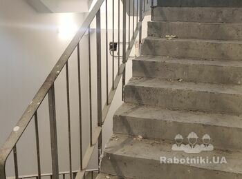 Потрібно пофарбувати поручні.