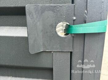 Вставить замки в калитки и ворота