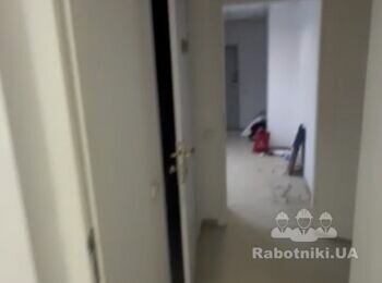 Фарбування стін у білий колір, замазування дир