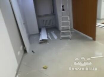 Фарбування стін у білий колір, замазування дир